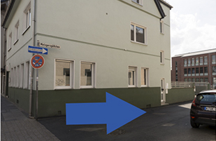 Einfahrt entlang des Praxisgebäudes