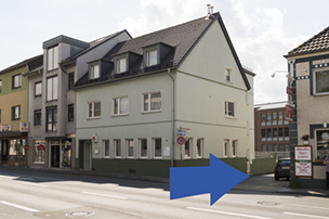 Blick von der Frankfurter Straße auf die Einfahrt