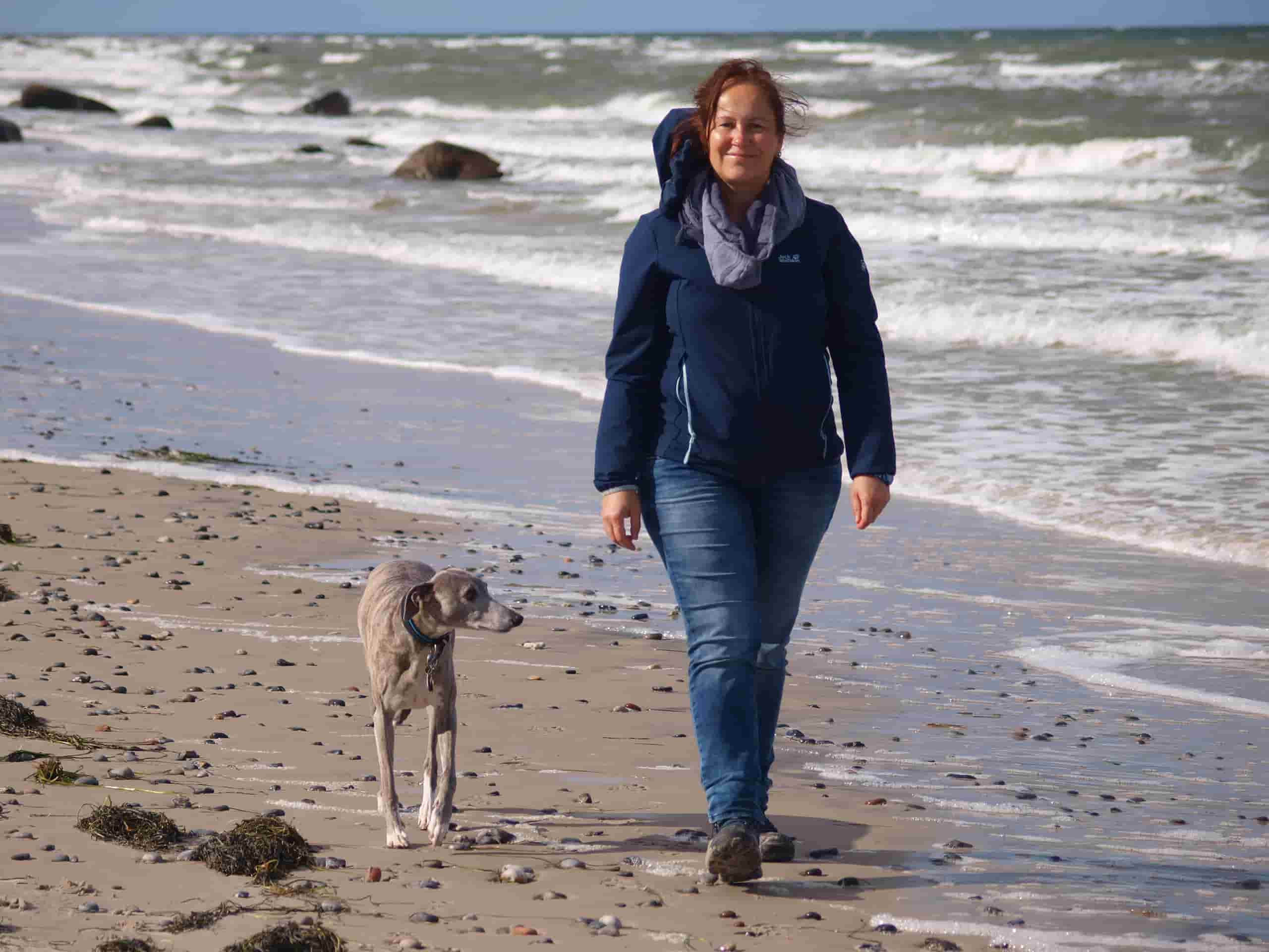 Elke Schüffelgen geht mit Cooper am Meer spazieren