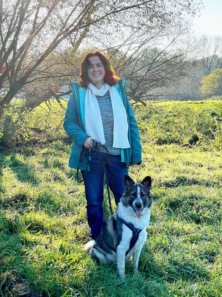 Silke Reuter und Dunphy draußen unterwegs