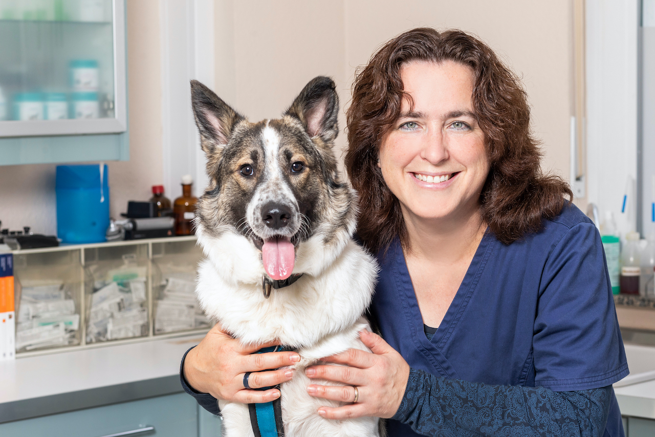 Tierärztin Silke Reuter mit ihrem Hund Dunphy